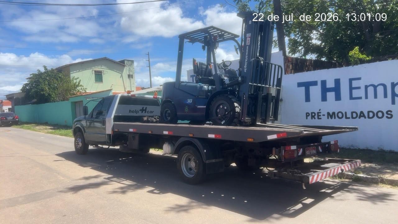 Empilhadeira transportada em caminhão plataforma