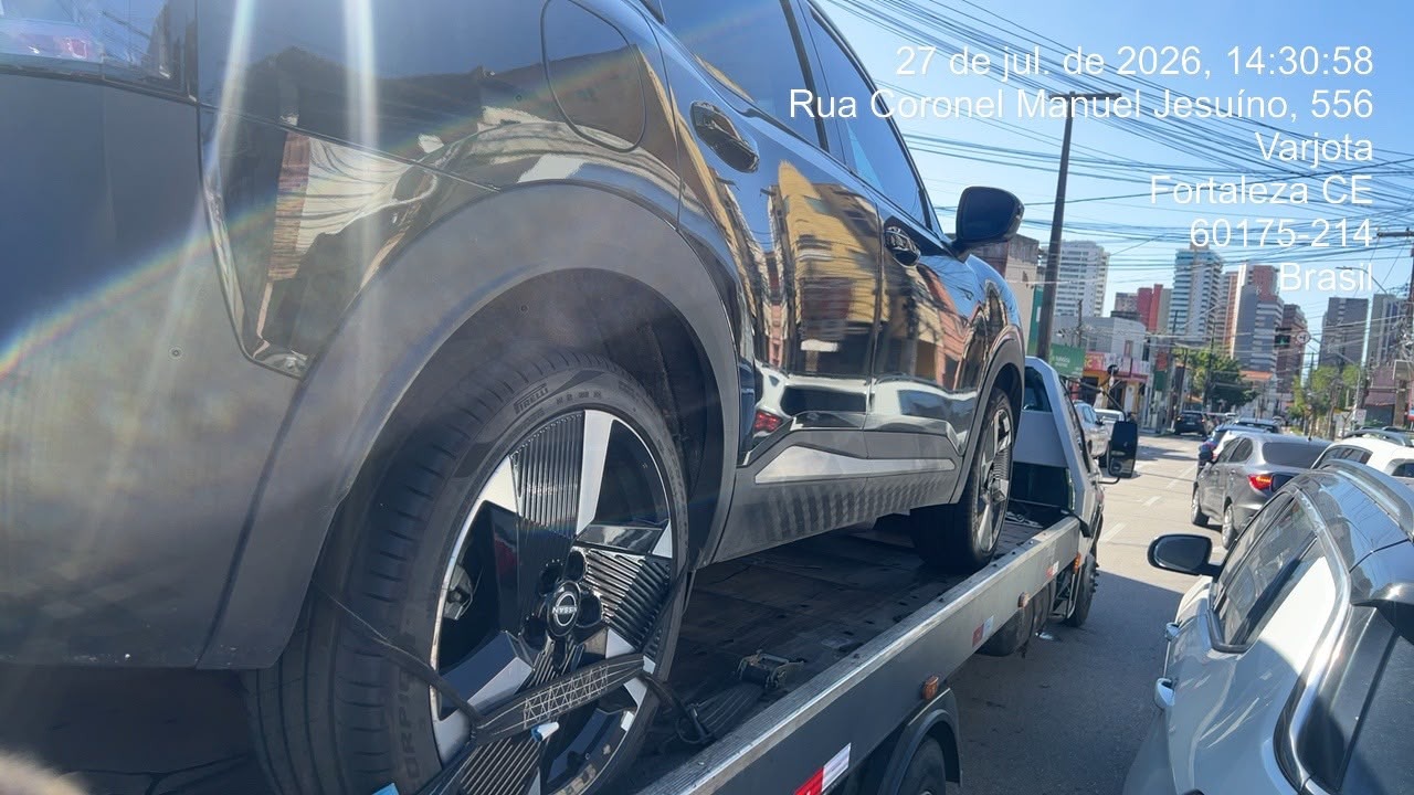 SUV sobre a plataforma do guincho