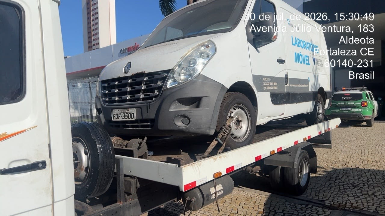 Veículo utilitário transportado em plataforma